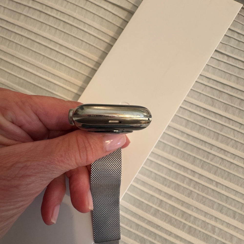 Apple Watch Stainless steel 6 series with cellular and gps. W/ Milanese loop - Picture 11 of 15
